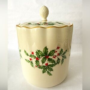 Lenox Holiday Biscuit Jar Canister with Lid 7 7/8". Christmas. Holly Berries.